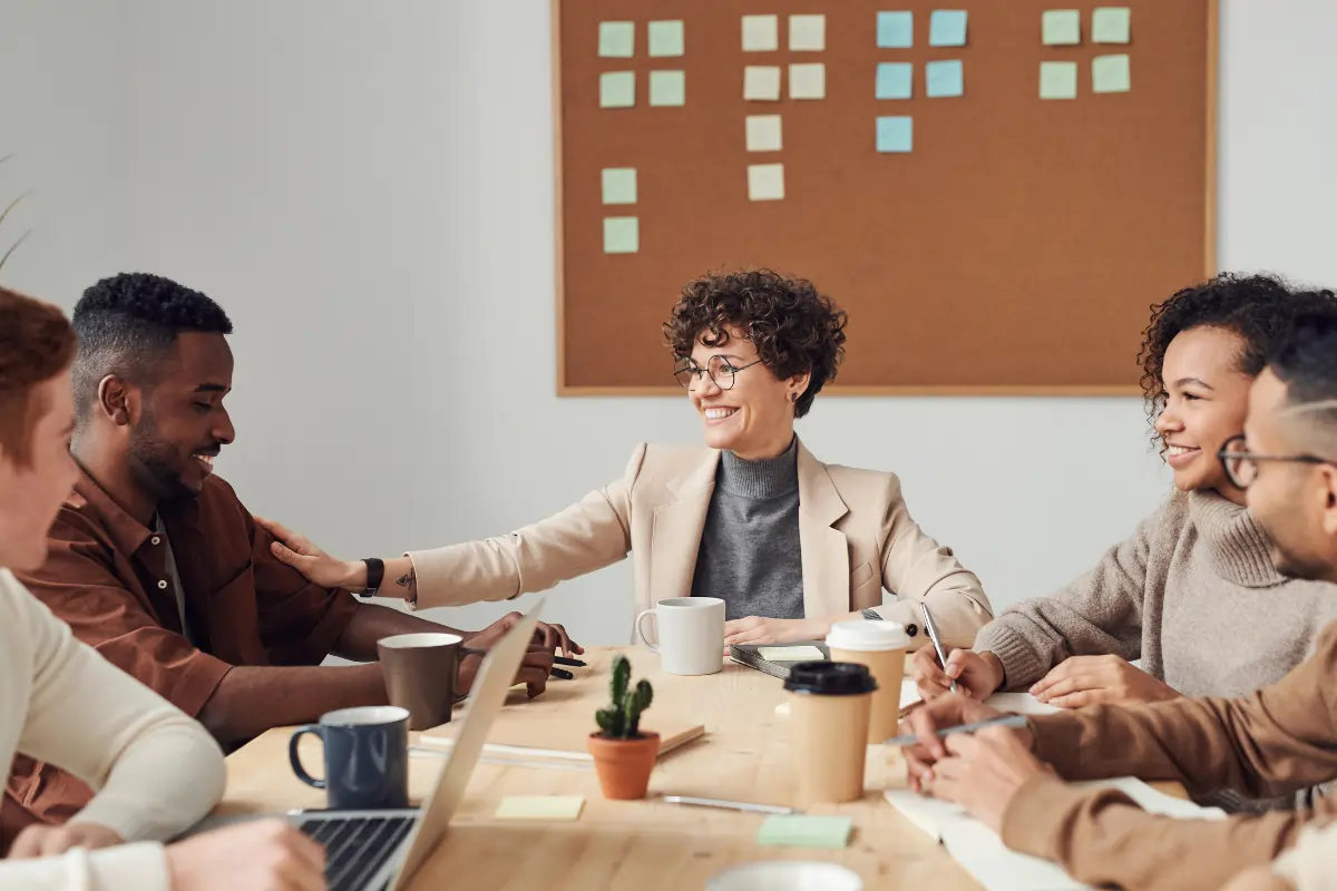 un groupe de collègues travaillant dans la bonne humeur et donc un climat social serein