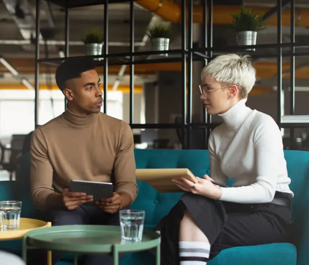 deux personnes qui discutent du coaching d'équipe