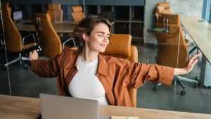 Une jeune femme a put bénéficier des progrès fait par son entreprise en terme de bien-être au travail après qu'un baromètre de climat social ait été mis en place.