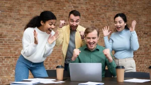 Des salariés travaillent sur un projet de cohésion à but pédagogique lors d'un team building en entreprise.