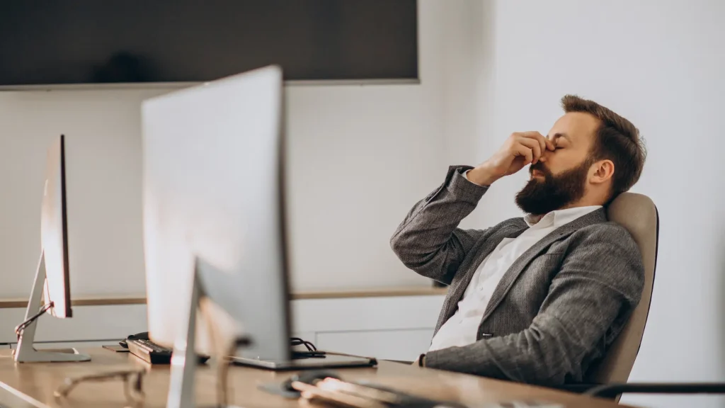 Un salarié subit des symptômes de mal-être au travail.