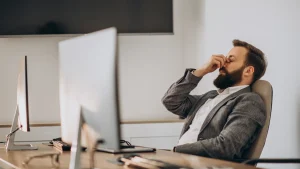 Un salarié subit des symptômes de mal-être au travail.