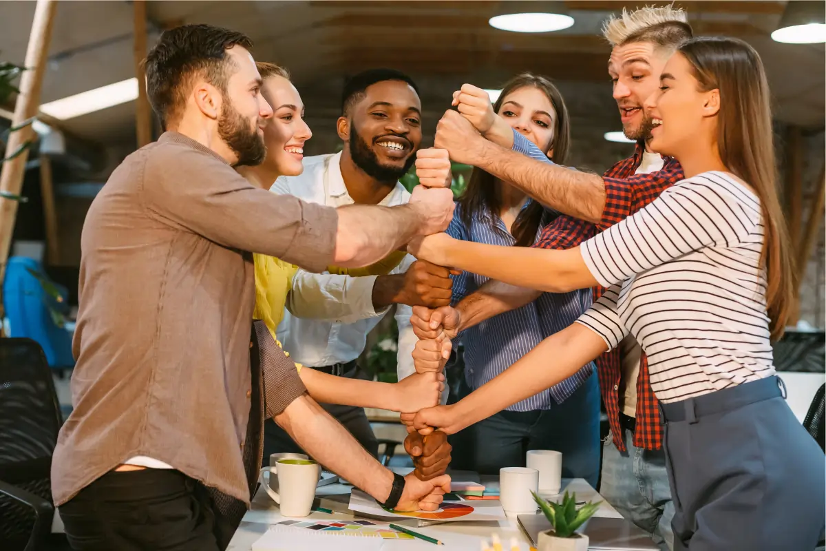 un groupe de collègues s'amusant, en train de consolider leurs liens grâce à un team building organisé par leur entreprise