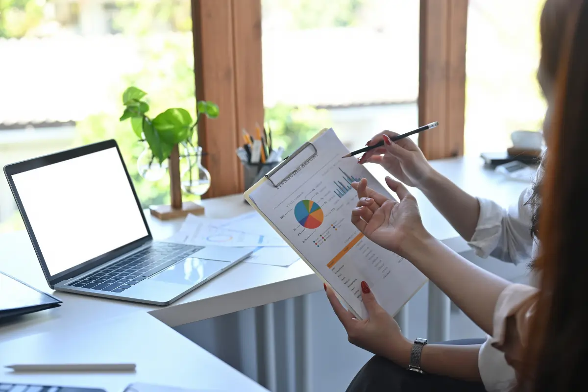une personne tenant les résultats d'un assessment dans les mains pour illustrer le déroulement d'un assessment 