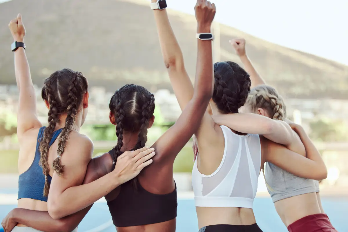 Idée de séminaires entreprises : Olympiades sportives. Des jeunes femmes sportives de dos pour illustrer les olympiades sportives