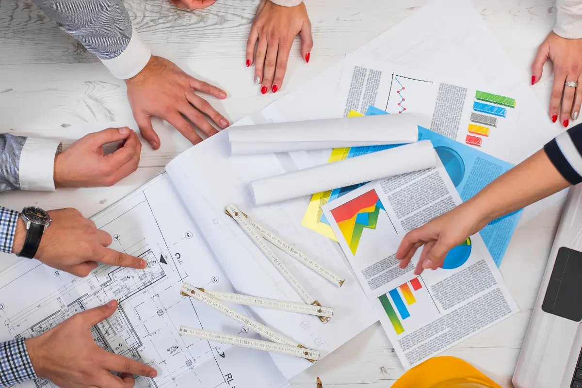 des personnes préparant un projet pour illustrer la phase de préparation dans la mise en place d'un barometre social