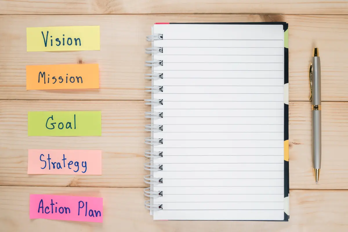 un carnet avec des post it à coté pour illustrer les différentes actions à mener pour développer sa marque employeur