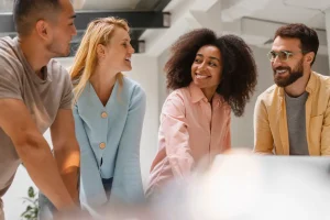 4 salariés discutent lors d'un accompagnement conseil RH