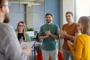 Plusieurs salariés participent à un coaching d'équipe ensemble