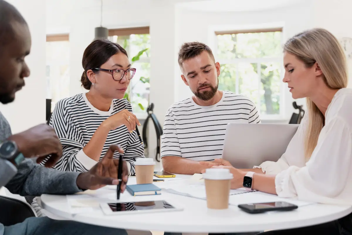 Un groupe de salariés met en place un groupe d'analyse de pratiques professionnelles