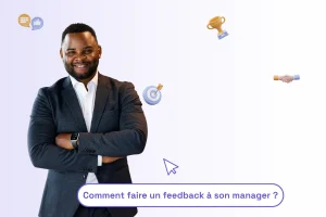 un homme professionnel en costume noir avec une chemise blanche et les bras croisés. Une phrase est positionnée sous lui pour illustrer le sujet de l'article : "comment faire un feedback à son manager ?"