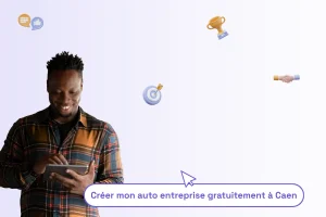 un homme souriant qui regarde son telephone. Il vient de recevoir une bonne nouvelle concernant la création de son auto entreprise à Caen
