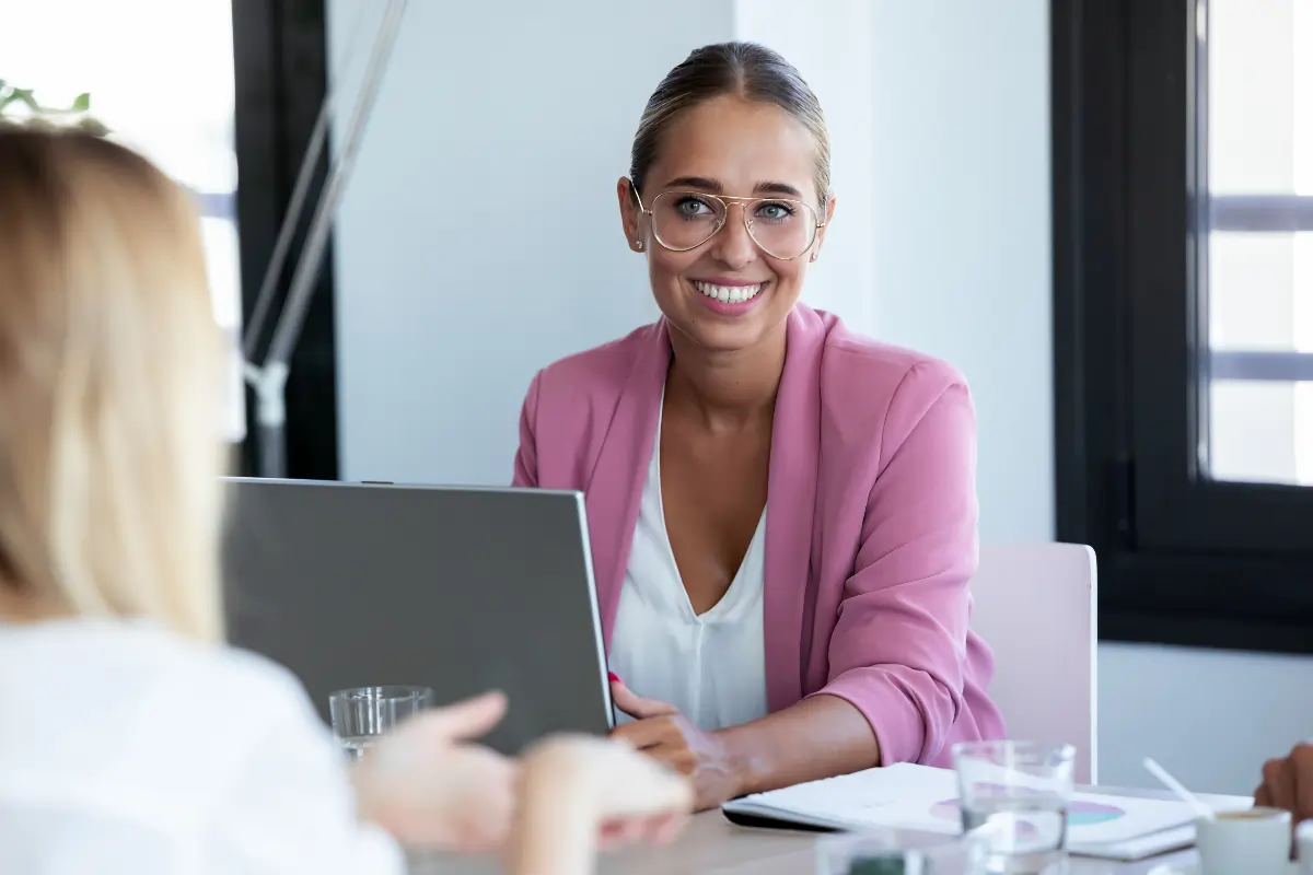 Une manager fait passer son entretien annuel à une salarié