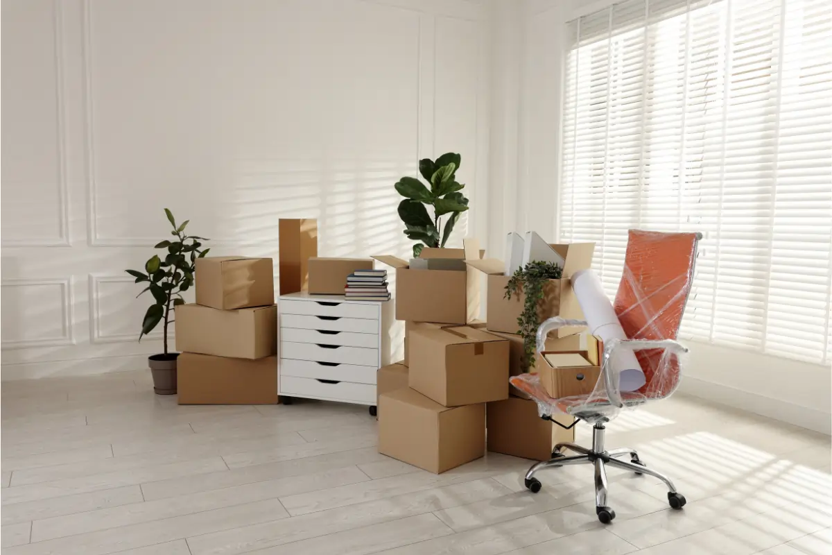 photo de chaises de bureau et cartons pour illustrer la problématique de trouver des locaux quand on créé son entreprise à Rouen