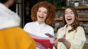2 managers apprennent que la mise en place d'un atelier d'intelligence collective a améliorée l'environnement de travail d'une collègue.