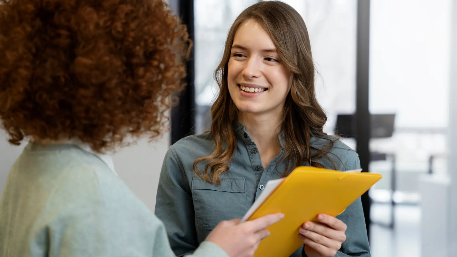 Une jeune salarié discute QVCT avec sa responsable