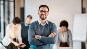 Un entrepreneur accompagné par Semafor et le dispositif Ici je monte ma boîte est fière de son entreprise.