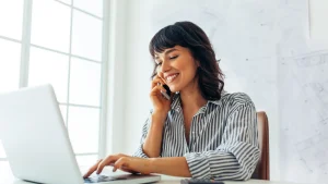 Femme s'inscrivant sur la plateforme ici je monte ma boite pour demander un cheque de la region Normandie