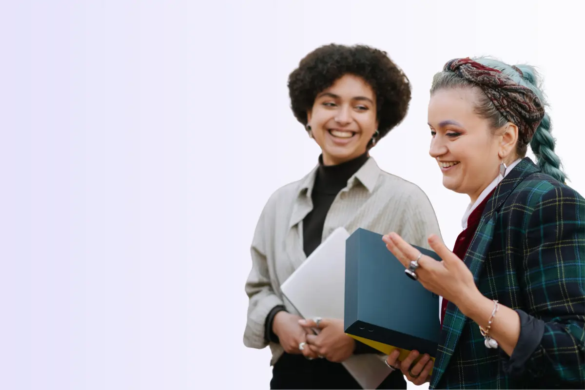 Deux femmes qui discutent ensemble de leur projet de création d'entreprise sur Evreux