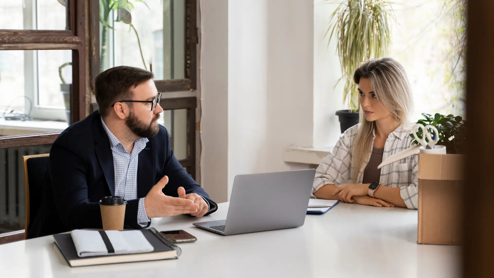 Une salarié passe son entretien préalable requis avant son licenciement.
