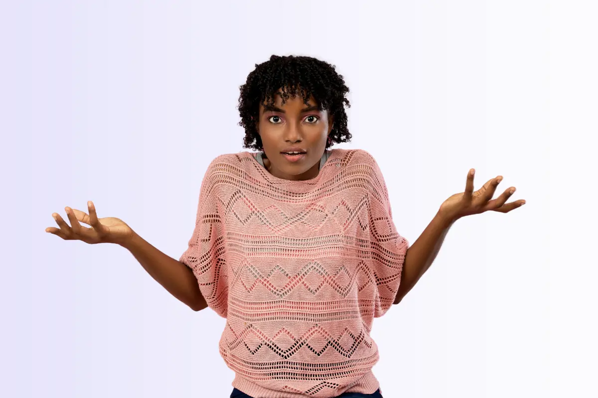 une femme les mains levées vers le ciel pour montrer son questionnement sur "qu'est-ce qu'un plan de licenciement économique ?"