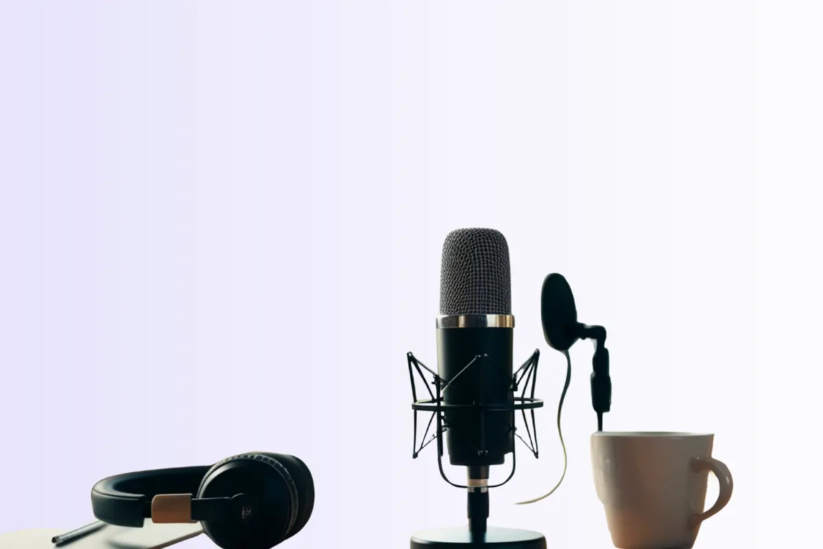 un micro et un casque pour illustrer les témoignages des utilisateurs du dispositif ici, je monte ma boîte.