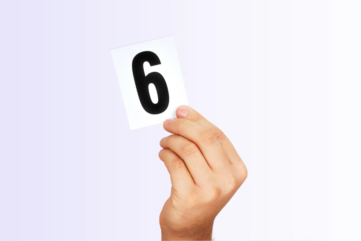 Une main tenant un chiffre 6 pour illustrer les 6 étapes de la méthode de codéveloppement