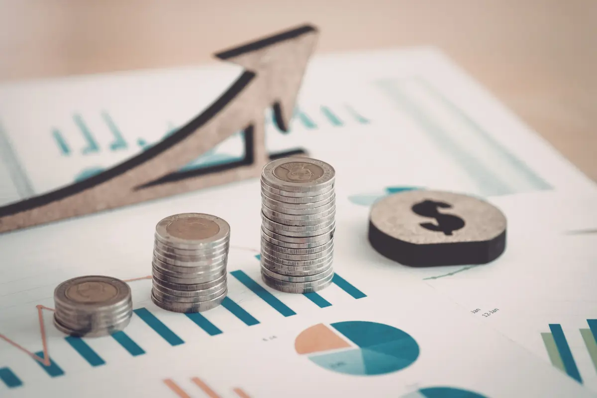 des piles de pièces grandissantes pour illustrer l'évolution financière des classes normales qui passent en hors classe