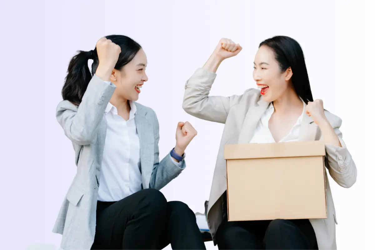 deux femmes à qui on vient d'annoncer leur congé de reclassement qui se réjouissent de cette opportunité à saisir !