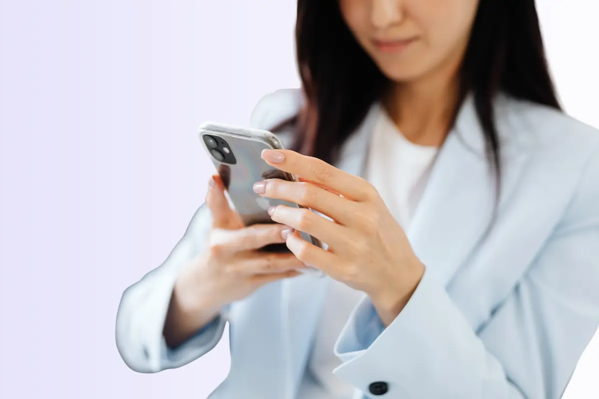 une femme avec son téléphone à la main pour contacter des aidants dans le cadre de son reclassement en tant qu'enseignante RQTH