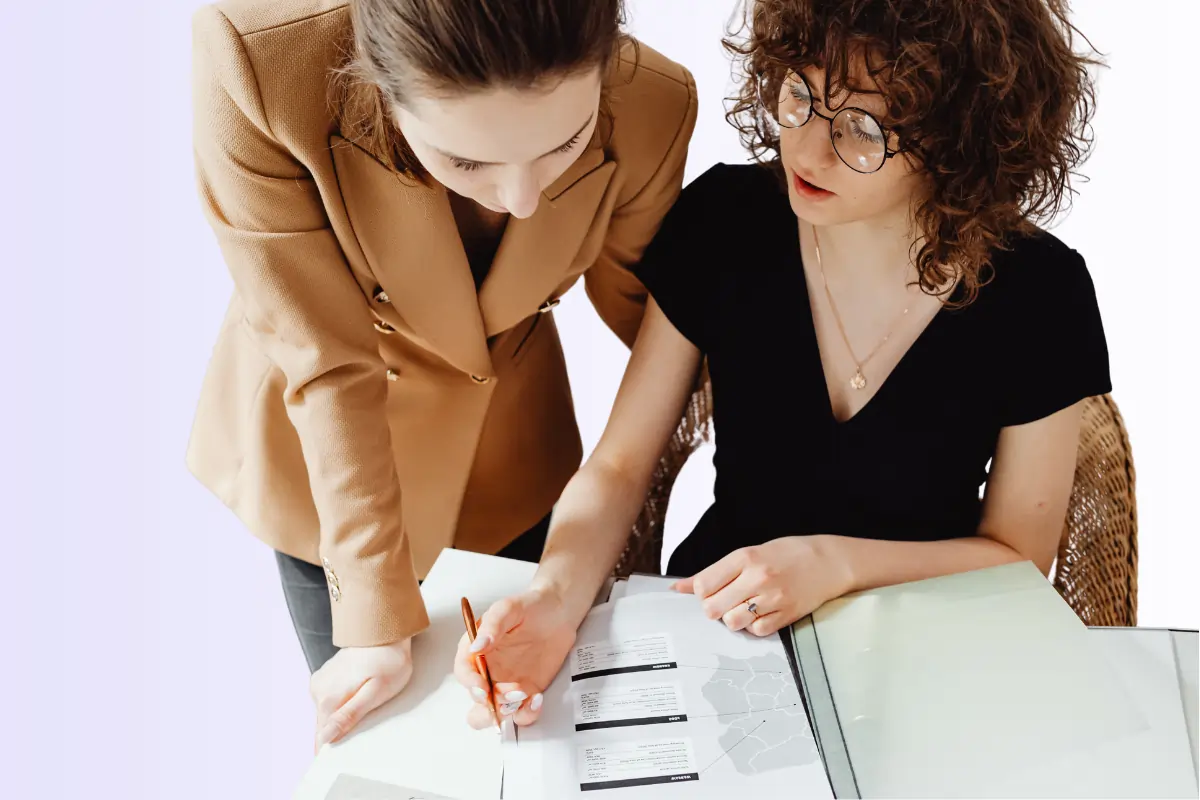 deux femmes professionnelles, l'une qui conseille l'autre sur la médiation