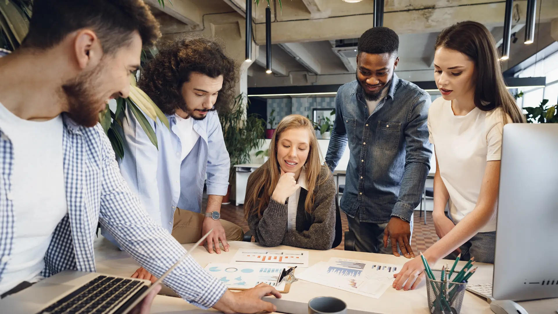 les salariés discutent des changements organisationnels de l'entreprise