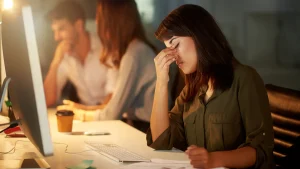 Cette femme subit une situation de conflit au travail
