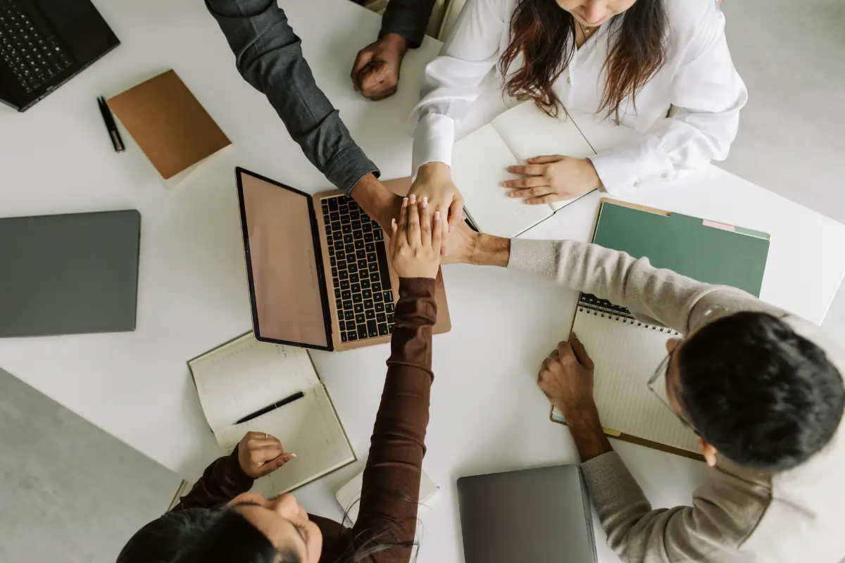 une équipe soudée grâce à la QVT en entreprise ce qui prouve son importance