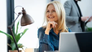 Cette femme s'apprête a passer une évaluation 360