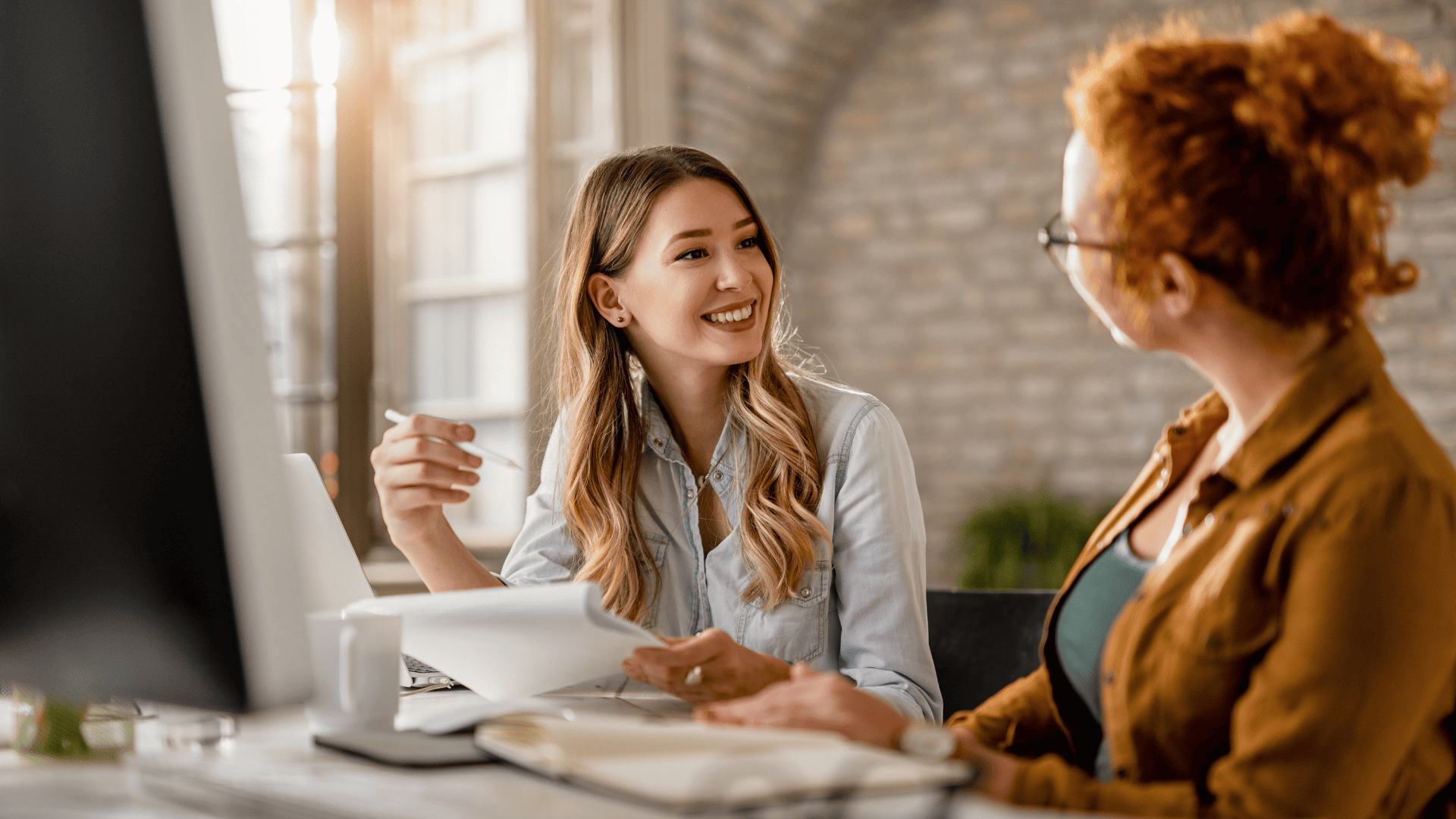 Une coach et une manager travaillent ensemble sur sa future prise de poste