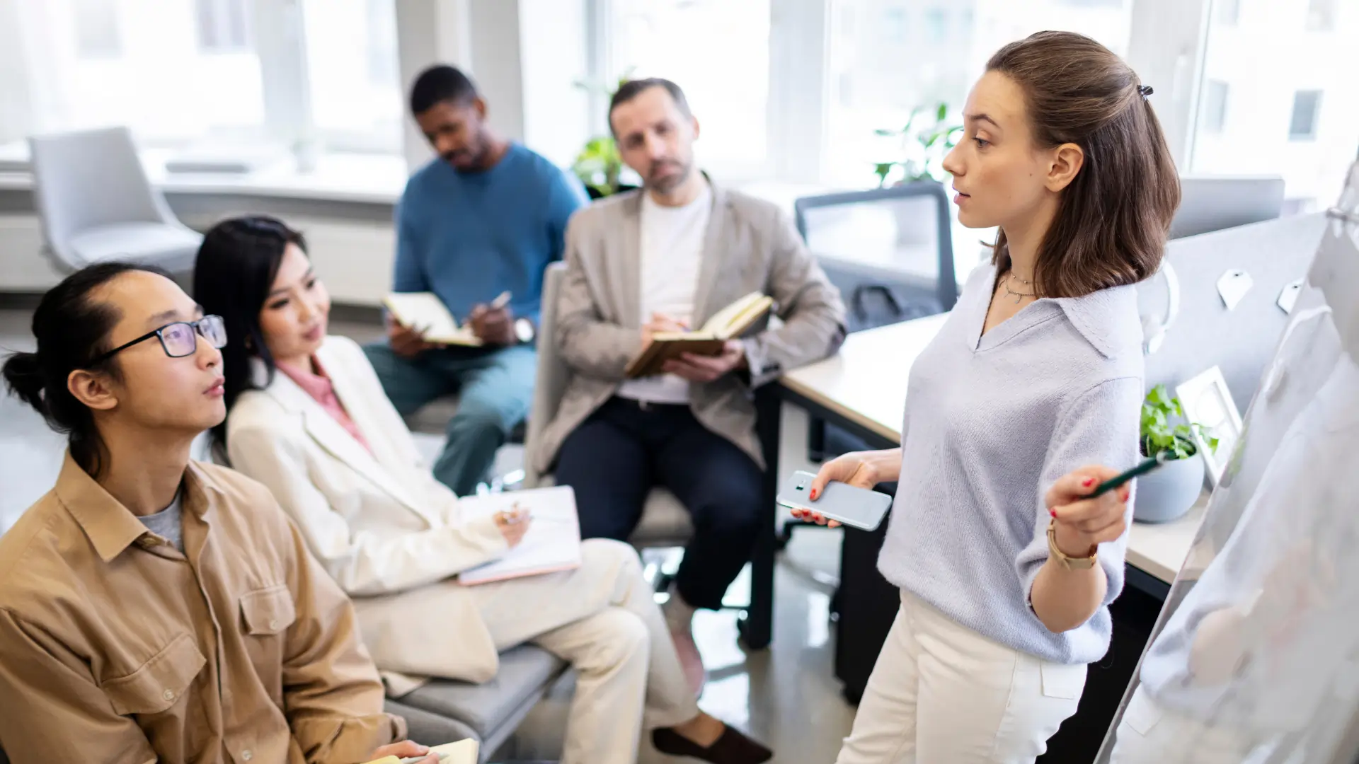 Cette femme procède à un coaching professionnel au sein d'une entreprise