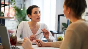 Cette femme est en pleine discussion pour un reclassement interne avec formation
