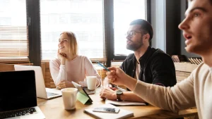 Des salariés s'apprêtent à passer une évaluation 360
