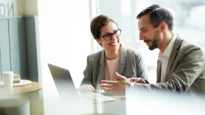 Ces deux personnes sont en train de se concerter pour un feedback 360