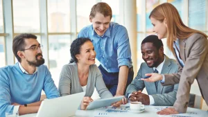 Une équipe de collaborateurs discutent du baromètre social