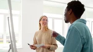 Une coach est en pleine séance de coaching individuel